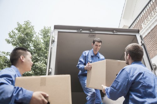 Expert tips for smooth and efficient moving in urban Kentish Town